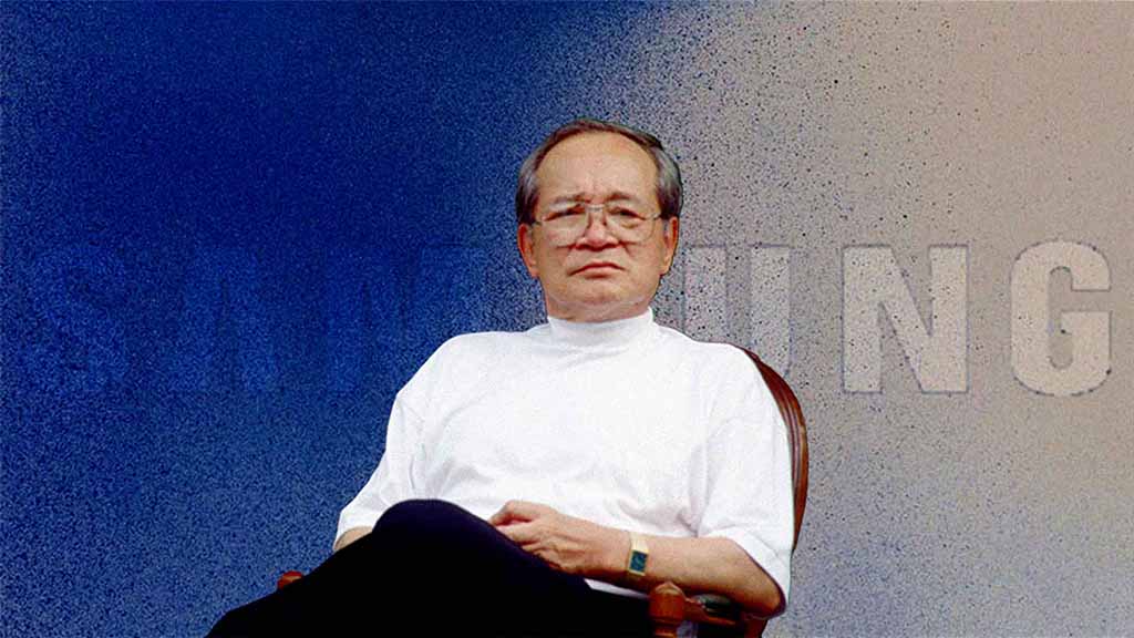 책상 위에 조용히 놓인 '이맹희 – 묻어둔 이야기' 책 한 권, 뒤편에는 흐릿한 흑백 삼성 공장 사진
