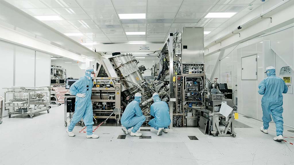 ASML의 극자외선(EUV) 리소그래피 장비가 반도체 웨이퍼에 정밀한 회로를 새기는 모습을 표현한 개념적 이미지.